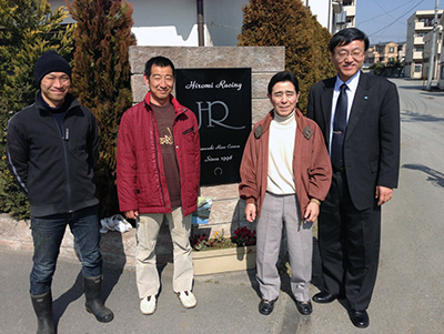 左より、山崎会長のご子息で調教師補佐の裕也さん、山崎尋美会長、佐々木竹見さん、川﨑副管理者(山崎厩舎前にて)